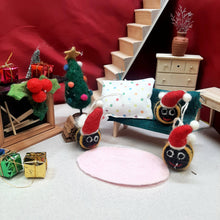 Laden Sie das Bild in den Galerie-Viewer, Handgefertigte Mini-Weihnachtsbienen aus Filz zum Aufhängen (3er-Set)