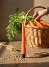 Laden Sie das Bild in den Galerie-Viewer, Handgefertigte Karotten Kerze | Herbstdeko 🥕