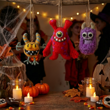 Laden Sie das Bild in den Galerie-Viewer, Kleine Filzmonster im 3er-Set – Handmade in Nepal 👻