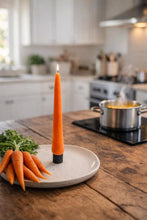 Laden Sie das Bild in den Galerie-Viewer, Handgefertigte Karotten Kerze | Herbstdeko 🥕