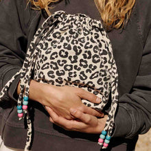 Laden Sie das Bild in den Galerie-Viewer, BILLIE PALOMA GREIGE Beuteltasche mit Leopardenmuster