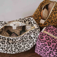Laden Sie das Bild in den Galerie-Viewer, Kulturbeutel VIC mit Leopardenmuster Greige – Kosmetiktasche aus Baumwolle