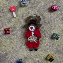 Laden Sie das Bild in den Galerie-Viewer, Dasher Rentier Filzanhänger Weihnachten | Felt so good