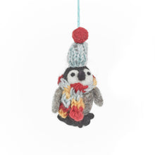 Laden Sie das Bild in den Galerie-Viewer, Handgefertigte Filz-Weihnachtshänger mit frostigen Pinguinen: Varieté-P