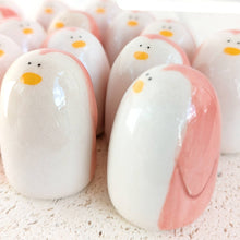 Laden Sie das Bild in den Galerie-Viewer, Picuru Amulet Pinguin der Gegenwart – handgemachtes Tierli aus Keramik