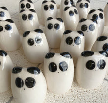 Laden Sie das Bild in den Galerie-Viewer, Picuru Amulet Panda des inneren Friedens – handgemachtes Tierli aus Keramik