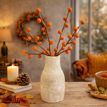 Laden Sie das Bild in den Galerie-Viewer, Filzzweig mit orangen Beeren – Herbstdeko | BeYoona 🍂