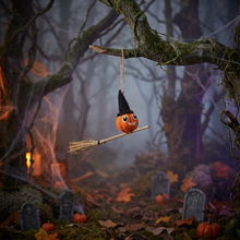 Laden Sie das Bild in den Galerie-Viewer, 🎃 Fliegender Kürbis aus Filz – Handmade in Nepal