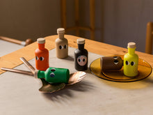Laden Sie das Bild in den Galerie-Viewer, YIAYIA &amp; FRIENDS – Olivenöl Geschenkbox mit 6 Minis