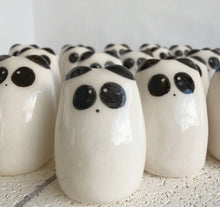 Laden Sie das Bild in den Galerie-Viewer, Picuru Amulet Panda des inneren Friedens – handgemachtes Tierli aus Keramik