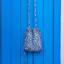 Laden Sie das Bild in den Galerie-Viewer, BILLIE PALOMA GREIGE Beuteltasche mit Leopardenmuster