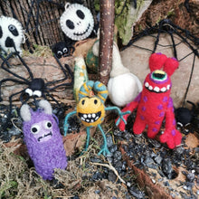 Laden Sie das Bild in den Galerie-Viewer, Kleine Filzmonster im 3er-Set – Handmade in Nepal 👻