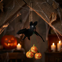 Laden Sie das Bild in den Galerie-Viewer, 🦇 Shadow Fledermaus mit Kürbis aus Filz – Handmade in Nepal