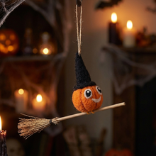 Laden Sie das Bild in den Galerie-Viewer, 🎃 Fliegender Kürbis aus Filz – Handmade in Nepal