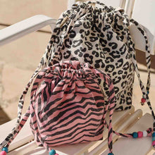 Laden Sie das Bild in den Galerie-Viewer, BILLIE PALOMA GREIGE Beuteltasche mit Leopardenmuster