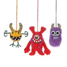 Laden Sie das Bild in den Galerie-Viewer, Kleine Filzmonster im 3er-Set – Handmade in Nepal 👻