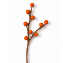 Laden Sie das Bild in den Galerie-Viewer, Filzzweig mit orangen Beeren – Herbstdeko | BeYoona 🍂