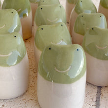 Laden Sie das Bild in den Galerie-Viewer, Picuru Amulet Abenteuerfrosch – handgemachtes Tierli aus Keramik
