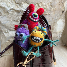 Laden Sie das Bild in den Galerie-Viewer, Kleine Filzmonster im 3er-Set – Handmade in Nepal 👻