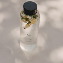 Laden Sie das Bild in den Galerie-Viewer, Eulenschnitt Trinkflasche Herzen 500 ml | Glasflasche