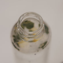 Laden Sie das Bild in den Galerie-Viewer, Eulenschnitt Trinkflasche Herzen 500 ml | Glasflasche
