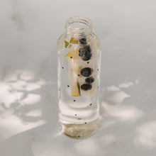 Laden Sie das Bild in den Galerie-Viewer, Eulenschnitt Trinkflasche Herzen 500 ml | Glasflasche