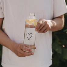 Laden Sie das Bild in den Galerie-Viewer, Eulenschnitt Trinkflasche Herz 750 ml | Glasflasche