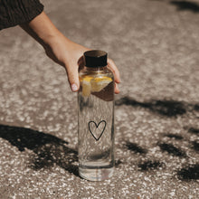 Laden Sie das Bild in den Galerie-Viewer, Eulenschnitt Trinkflasche Herz 750 ml | Glasflasche
