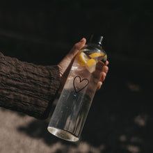 Laden Sie das Bild in den Galerie-Viewer, Eulenschnitt Trinkflasche Herz 750 ml | Glasflasche
