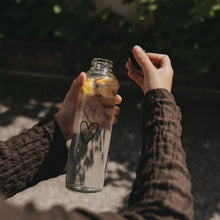 Laden Sie das Bild in den Galerie-Viewer, Eulenschnitt Trinkflasche Herz 750 ml | Glasflasche