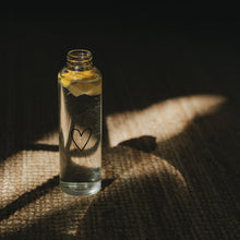Laden Sie das Bild in den Galerie-Viewer, Eulenschnitt Trinkflasche Herz 750 ml | Glasflasche