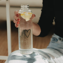 Laden Sie das Bild in den Galerie-Viewer, Eulenschnitt Trinkflasche Herz 750 ml | Glasflasche