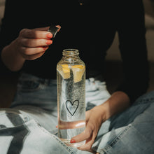 Laden Sie das Bild in den Galerie-Viewer, Eulenschnitt Trinkflasche Herz 750 ml | Glasflasche