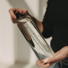 Laden Sie das Bild in den Galerie-Viewer, Eulenschnitt Trinkflasche Herzen 750 ml | Glasflasche