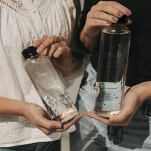 Laden Sie das Bild in den Galerie-Viewer, Eulenschnitt Trinkflasche Herzen 750 ml | Glasflasche