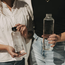 Laden Sie das Bild in den Galerie-Viewer, Eulenschnitt Trinkflasche Herzen 750 ml | Glasflasche