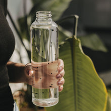 Laden Sie das Bild in den Galerie-Viewer, Eulenschnitt Trinkflasche Herzen 750 ml | Glasflasche