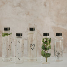 Laden Sie das Bild in den Galerie-Viewer, Eulenschnitt Trinkflasche Herzen 750 ml | Glasflasche