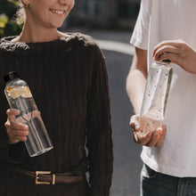 Laden Sie das Bild in den Galerie-Viewer, Eulenschnitt Trinkflasche Herzen 750 ml | Glasflasche