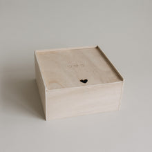 Laden Sie das Bild in den Galerie-Viewer, Eulenschnitt Erinnerungsbox Herz aus Holz | Erinnerungskiste