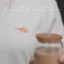 Laden Sie das Bild in den Galerie-Viewer, Eulenschnitt Coffee Lover T-Shirt Off-White – Limited Edition ☕️❤️