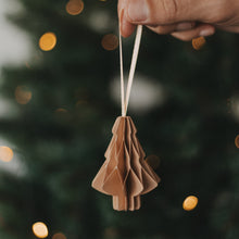 Laden Sie das Bild in den Galerie-Viewer, Eulenschnitt Papieranhänger Tanne 3er Set – Weihnachtsdeko
