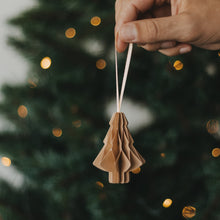 Laden Sie das Bild in den Galerie-Viewer, Eulenschnitt Papieranhänger Tanne 3er Set – Weihnachtsdeko