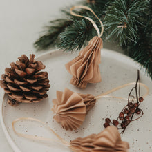 Laden Sie das Bild in den Galerie-Viewer, Eulenschnitt Papieranhänger Tanne 3er Set – Weihnachtsdeko
