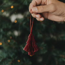 Laden Sie das Bild in den Galerie-Viewer, Eulenschnitt Papieranhänger Tanne 3er Set – Weihnachtsdeko