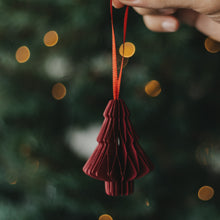 Laden Sie das Bild in den Galerie-Viewer, Eulenschnitt Papieranhänger Tanne 3er Set – Weihnachtsdeko
