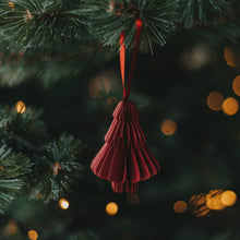 Laden Sie das Bild in den Galerie-Viewer, Eulenschnitt Papieranhänger Tanne 3er Set – Weihnachtsdeko