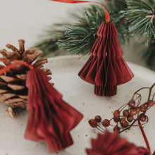 Laden Sie das Bild in den Galerie-Viewer, Eulenschnitt Papieranhänger Tanne 3er Set – Weihnachtsdeko