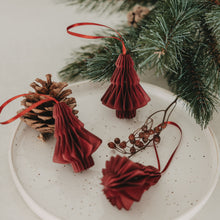 Laden Sie das Bild in den Galerie-Viewer, Eulenschnitt Papieranhänger Tanne 3er Set – Weihnachtsdeko