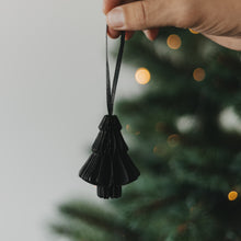 Laden Sie das Bild in den Galerie-Viewer, Eulenschnitt Papieranhänger Tanne 3er Set – Weihnachtsdeko